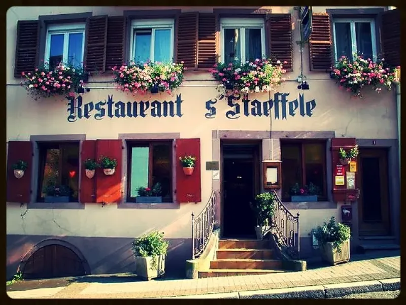 Restaurant Staeffele : le restaurant propose une ambiance calme dans un cadre moderne et chaleureux Saverne 67700 dans le Bas-Rhin Restaurant STAEFFELE