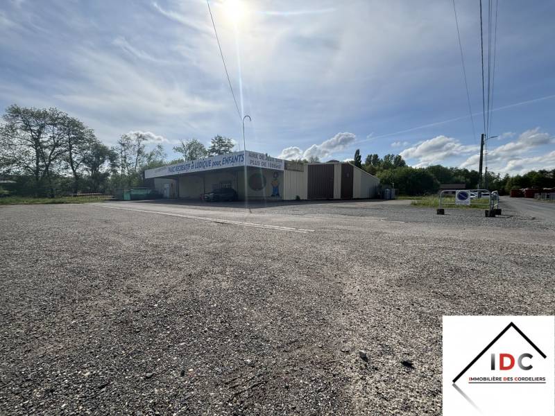 bâtiment commercial de 1 532 m² à Niderviller